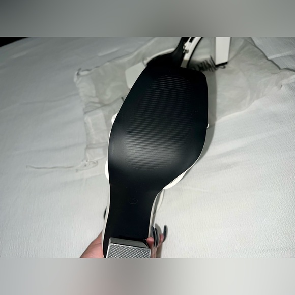 White block heels - Picture 2 of 3